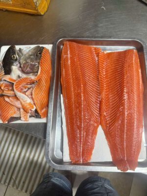 Cá hồi Sapa phi lê kèm đầu và xương nấu canh