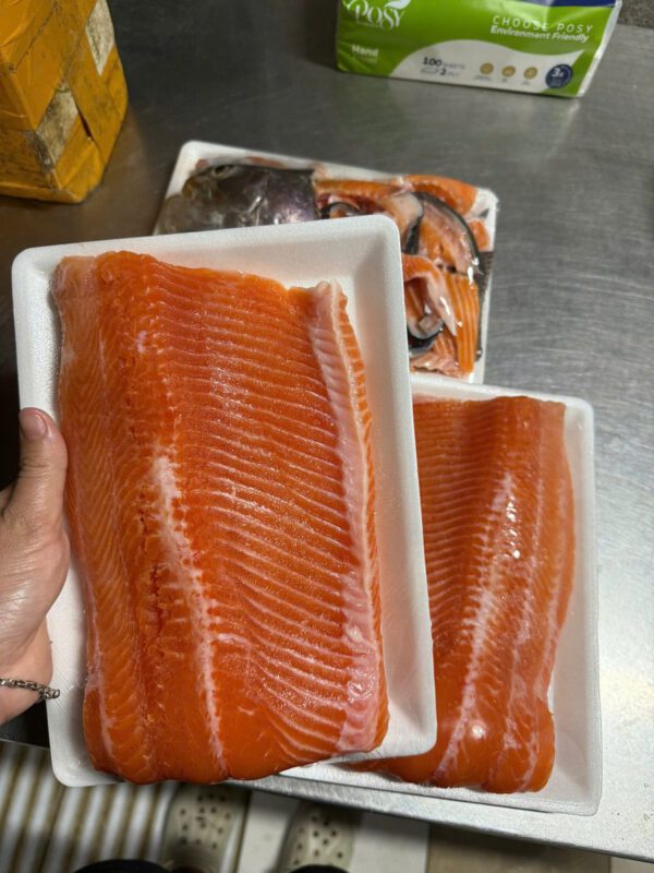 Cá hồi Sapa thái lát sashimi tại Hải Sản 24H