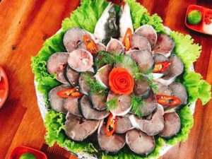 Cá lăng tươi sống thái lát nấu lẩu ở Hà Nội