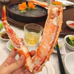 Chân cua hoàng đế hấp thịt đầy chắc