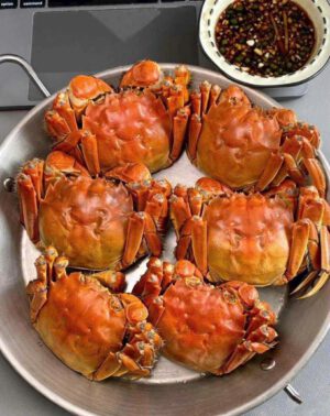 Cua lông Hong Kong hấp chín kèm nước chấm