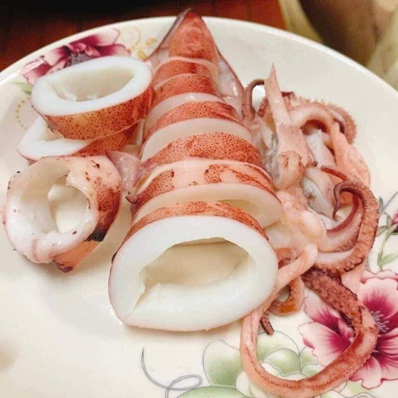 Mực ống tươi hấp thái khoanh trắng giòn