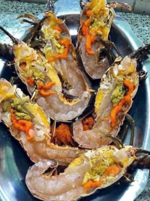 Tôm sú tươi sống cắt đôi lộ gạch vàng