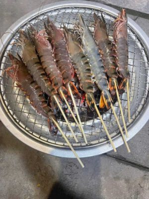 Tôm sú tươi sống xiên que nướng than hoa